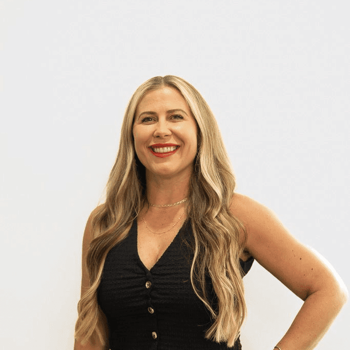 Portrait of Lauren Kinsey, a professional stylist at The Fixx Hair Studio, showcasing their expertise and style.